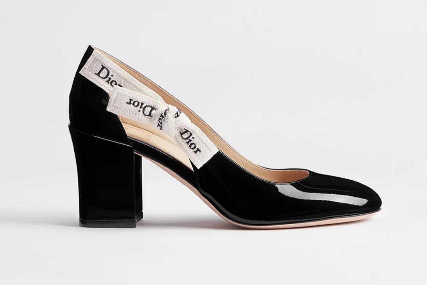 写真5/7｜ディオール“Dior刺繍入り”モノトーンリボンのバレエシューズ