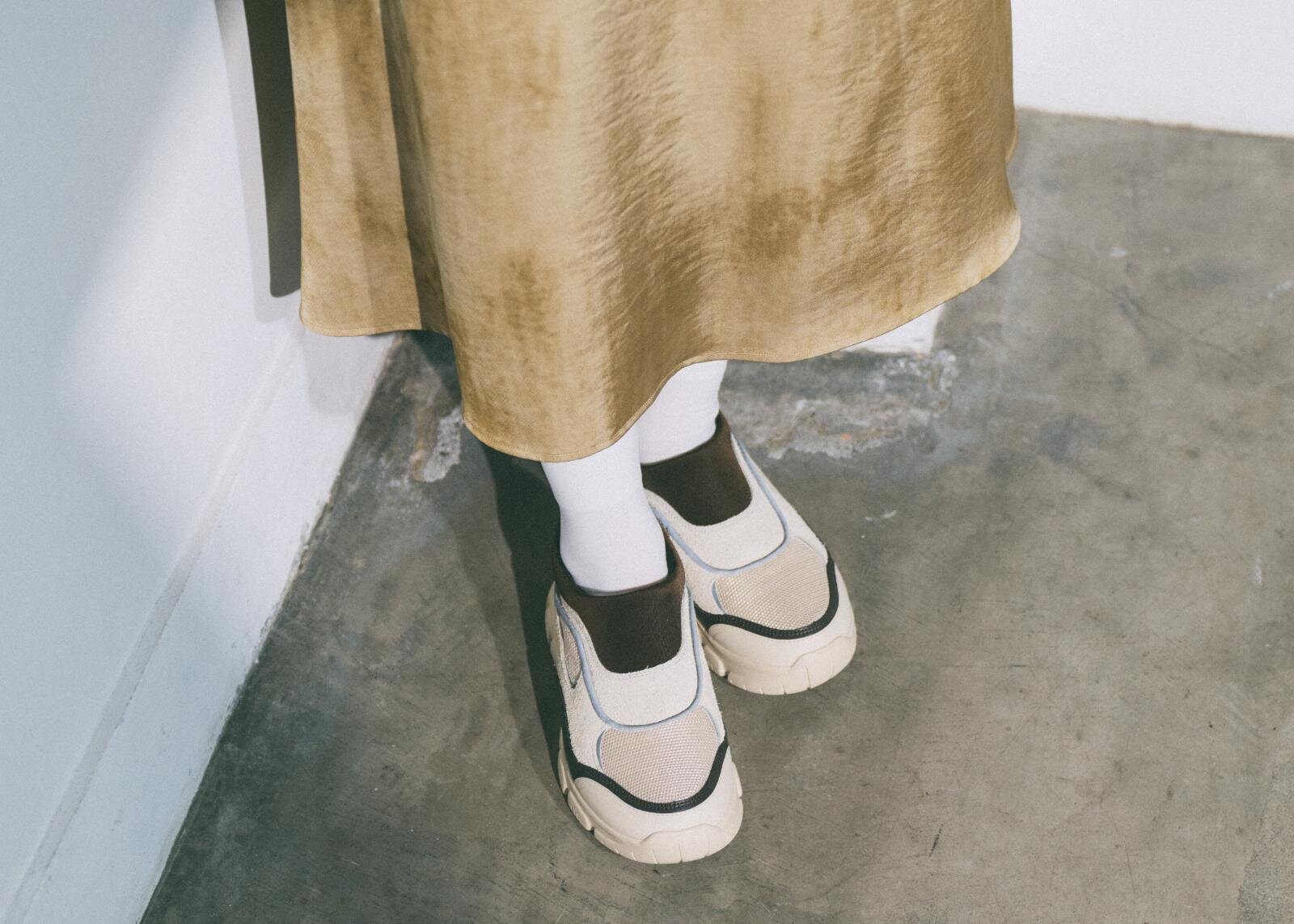 シャカ”リフレクターの縁取り”付きモックシューズ、スエード×メッシュ