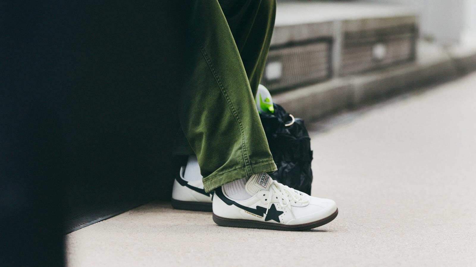 アディダス オリジナルス×ア ベイシング エイプのフットボール着想