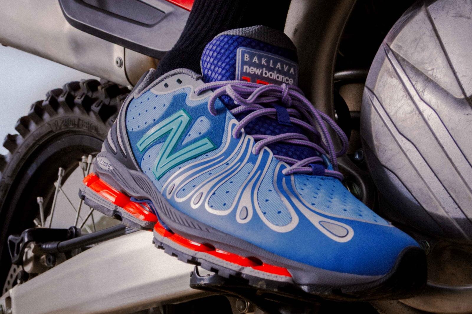 アディダス オリジナルスとイセタンメンズによるスニーカー「ZX 700