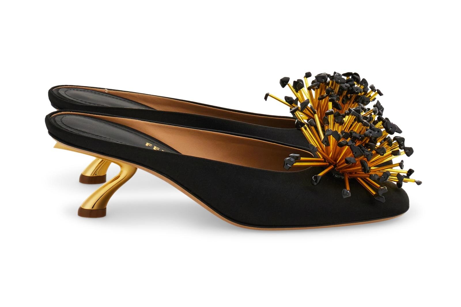 セルジオ ロッシの新パンプス、メタルプレート付きのポインテッドトゥ