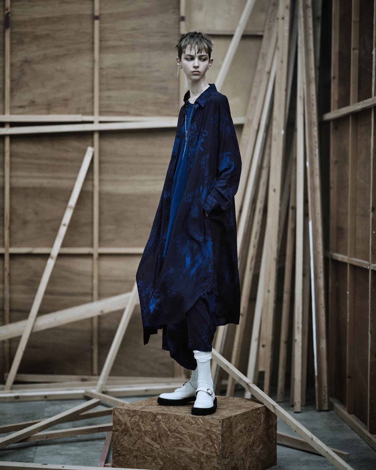 S'YTE“艶やかな玉虫色”ケープ風トレンチーコート＆深みブルーのロング