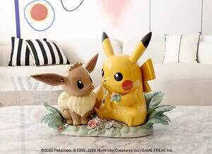 リヤドロ×ポケモン「ピカチュウ & イーブイ」の陶器オブジェ、草花の中