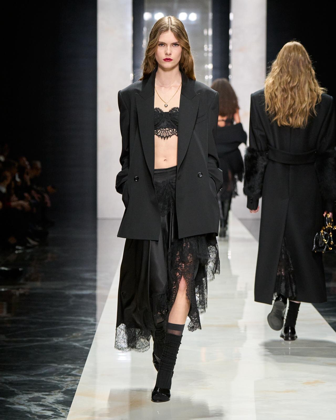 ドルチェ＆ガッバーナ 2026-27年秋冬コレクション - 厳格な黒の世界に