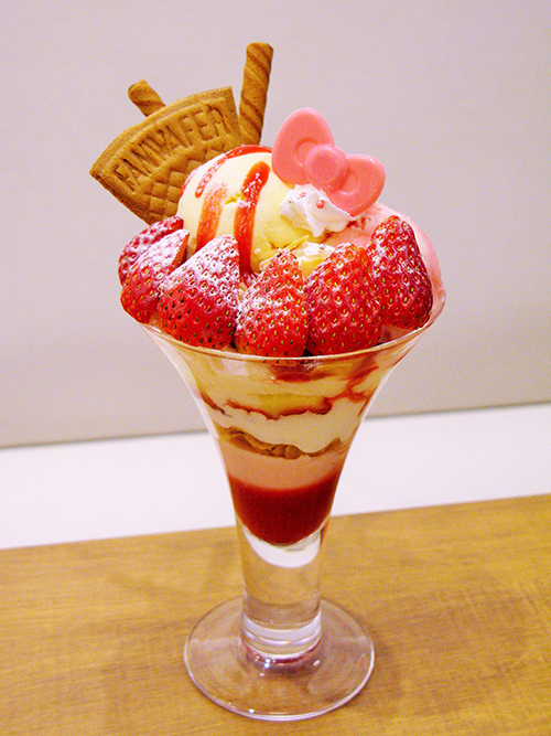 東京・お台場のハローキティカフェに春の限定メニュー登場 - 苺の