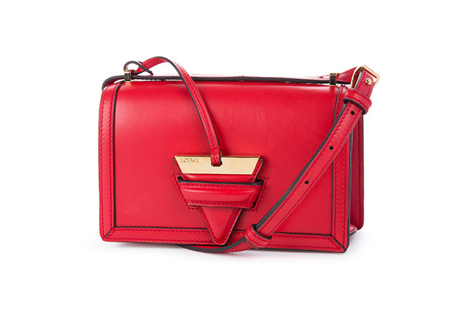 ロエベ「バルセロナ バッグ」からスモールサイズが新登場、三角形の