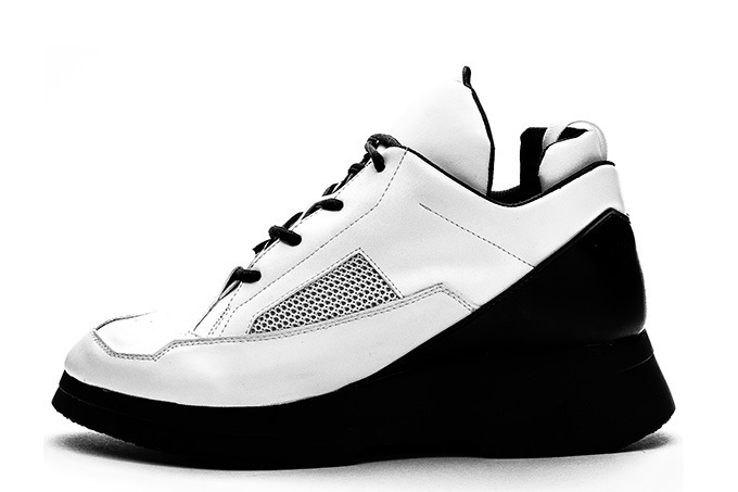 ユリウスの限定スニーカー - ボリュームのあるソールが特徴的