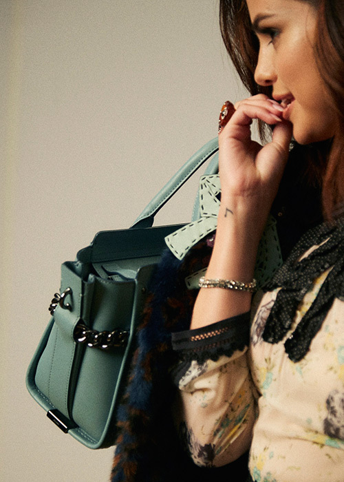 コーチのアイコンバッグ「スワッガー」に秋色、セレーナ・ゴメスが世界