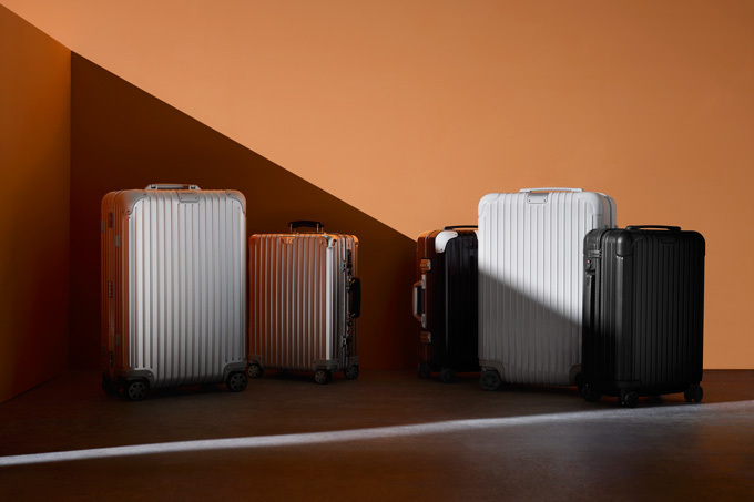 RIMOWA 新ロゴMULTIWHEEL 50mmリモワが「新ロゴ」を採用したスーツ