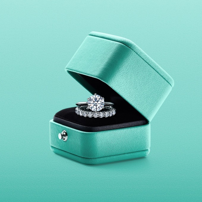 ティファニー人気の婚約指輪「ティファニー セッティング」など
