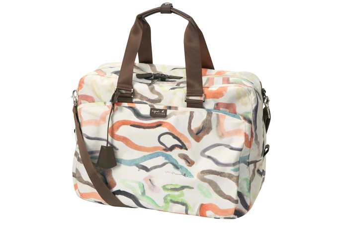 アニエスベーのナイロンボストンを世界のアーティストたちが