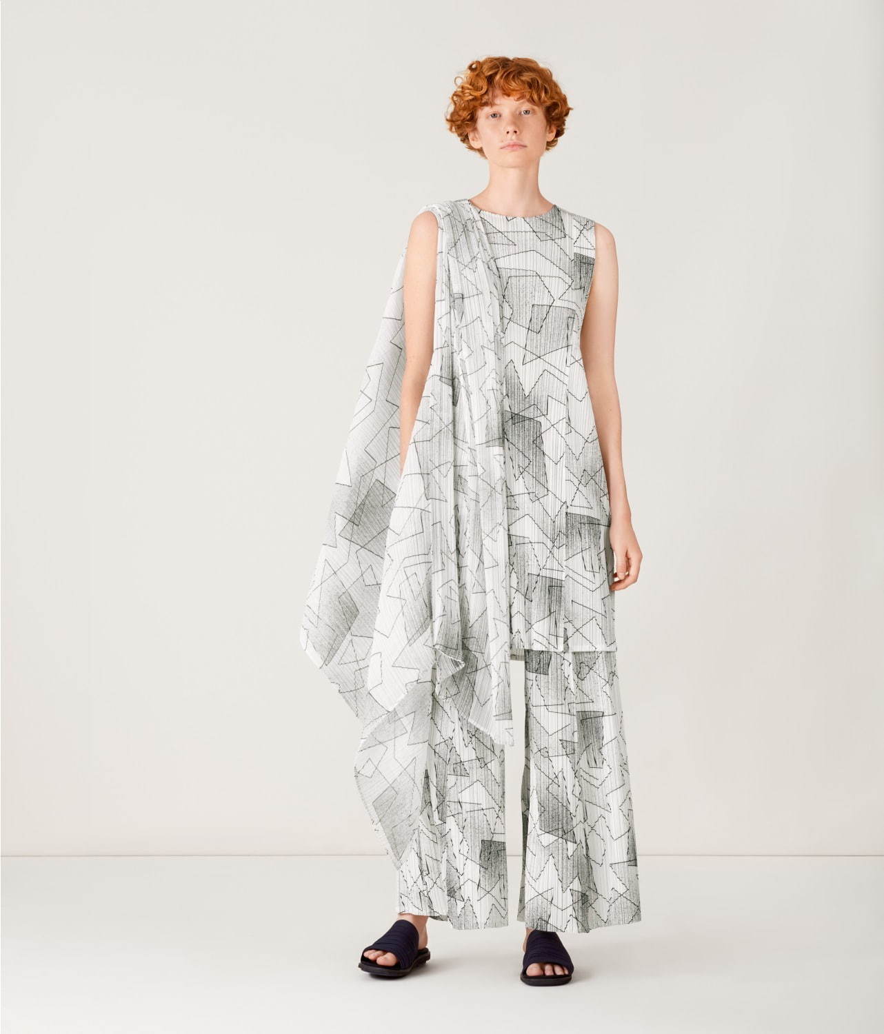 プリーツ プリーズ イッセイ ミヤケの新作ウェア、溶けていく金属の