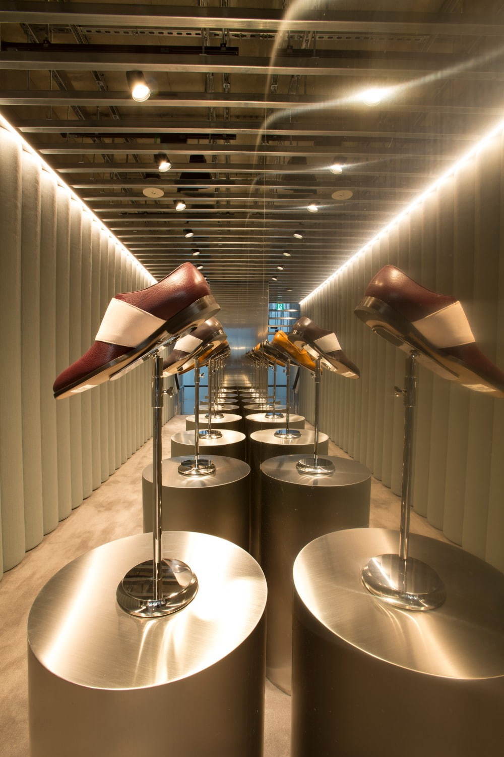 マノロ ブラニク初の旗艦店が表参道に、メンズシューズが初上陸