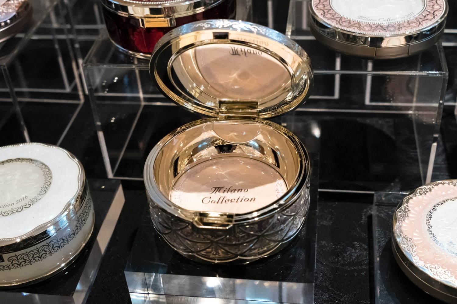 カネボウ化粧品 ミラノコレクション2020、煌めくステンドグラス×天使を