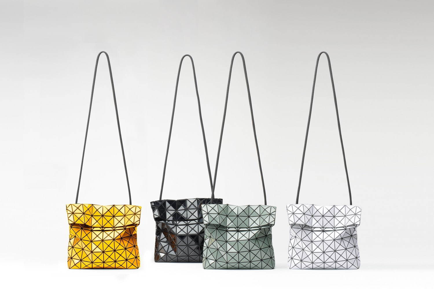 BAO BAO ISSEY MIYAKE 19年秋冬の新作、英字と三角のピースを融合させ