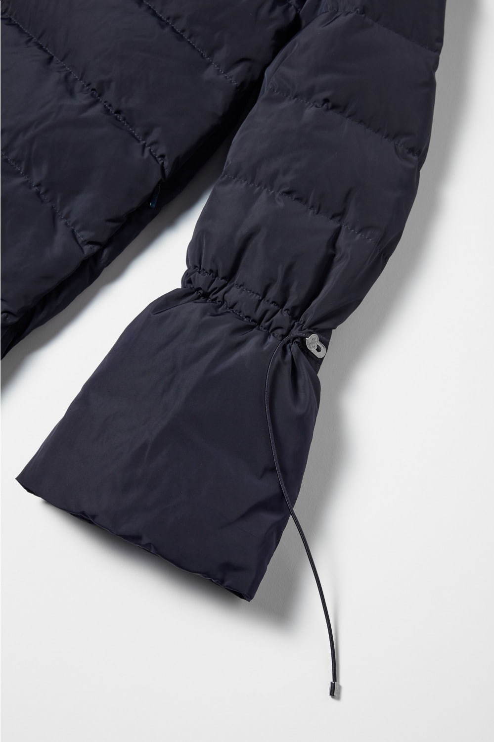 モンクレール×トゥモローランドのロングダウンコート、フェミニンな