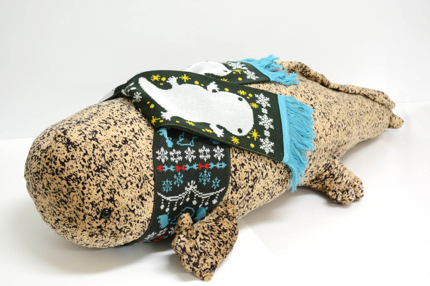 本物のようなオオサンショウウオのぬいぐるみ約100体を飾った