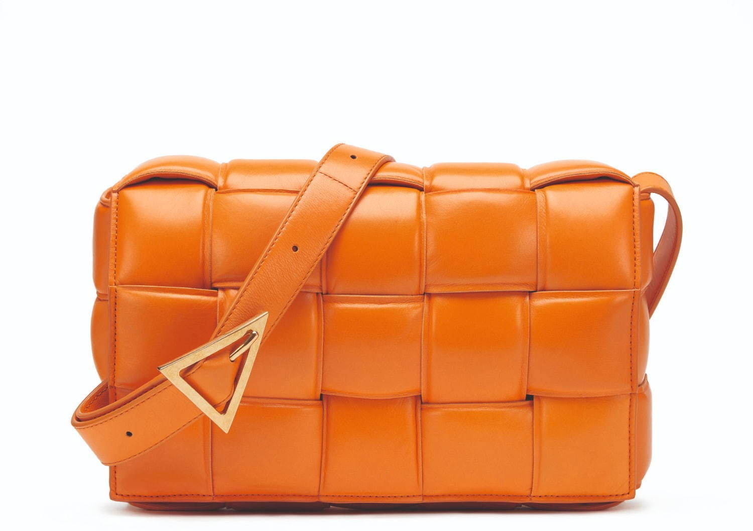 ボッテガ・ヴェネタ「パデッド カセット」バッグにスエードの新作＆新