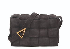 ボッテガ・ヴェネタ「パデッド カセット」バッグにスエードの新作＆新