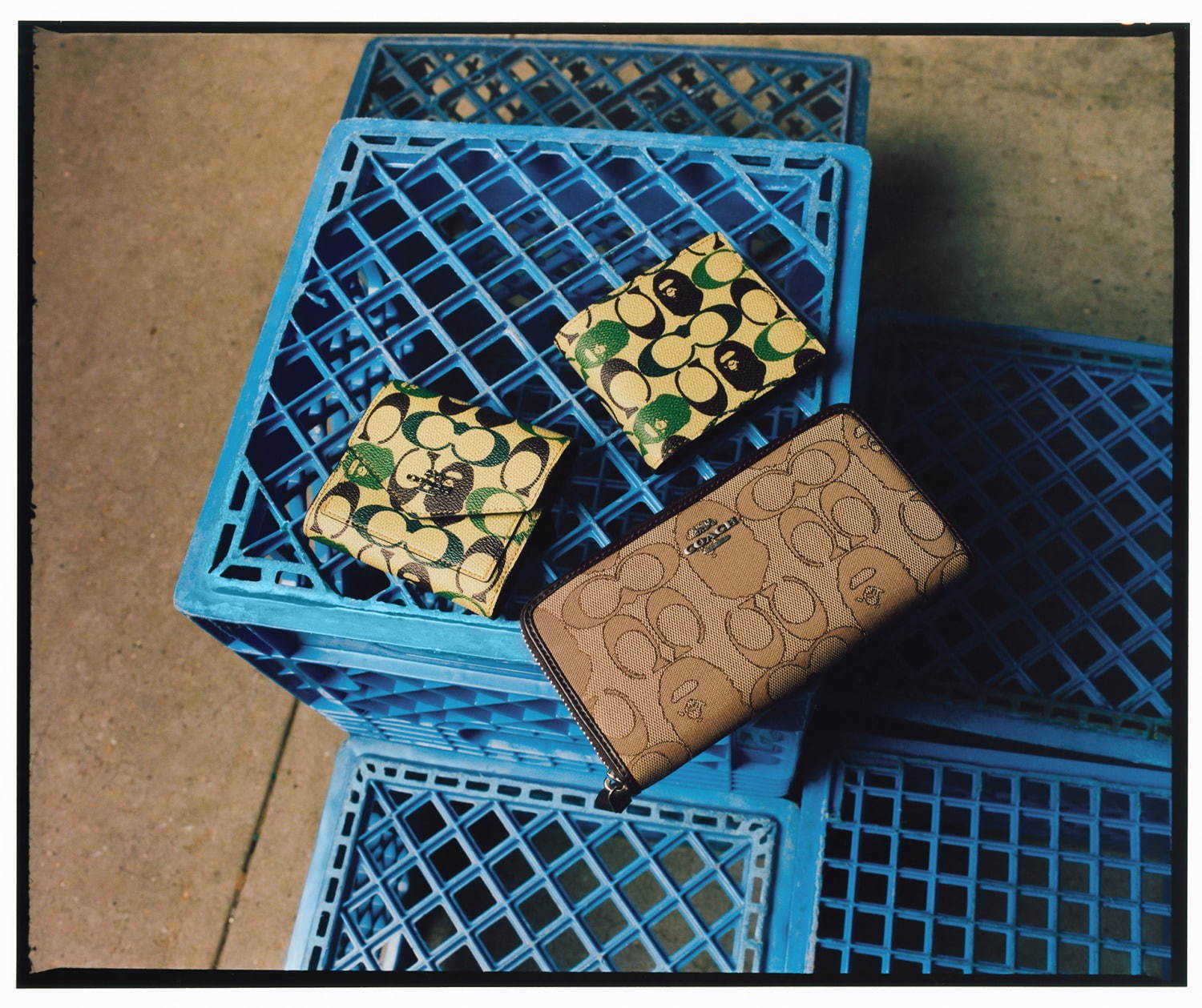 ア ベイシング エイプ x コーチ、ウェアやスニーカーがカモ柄風