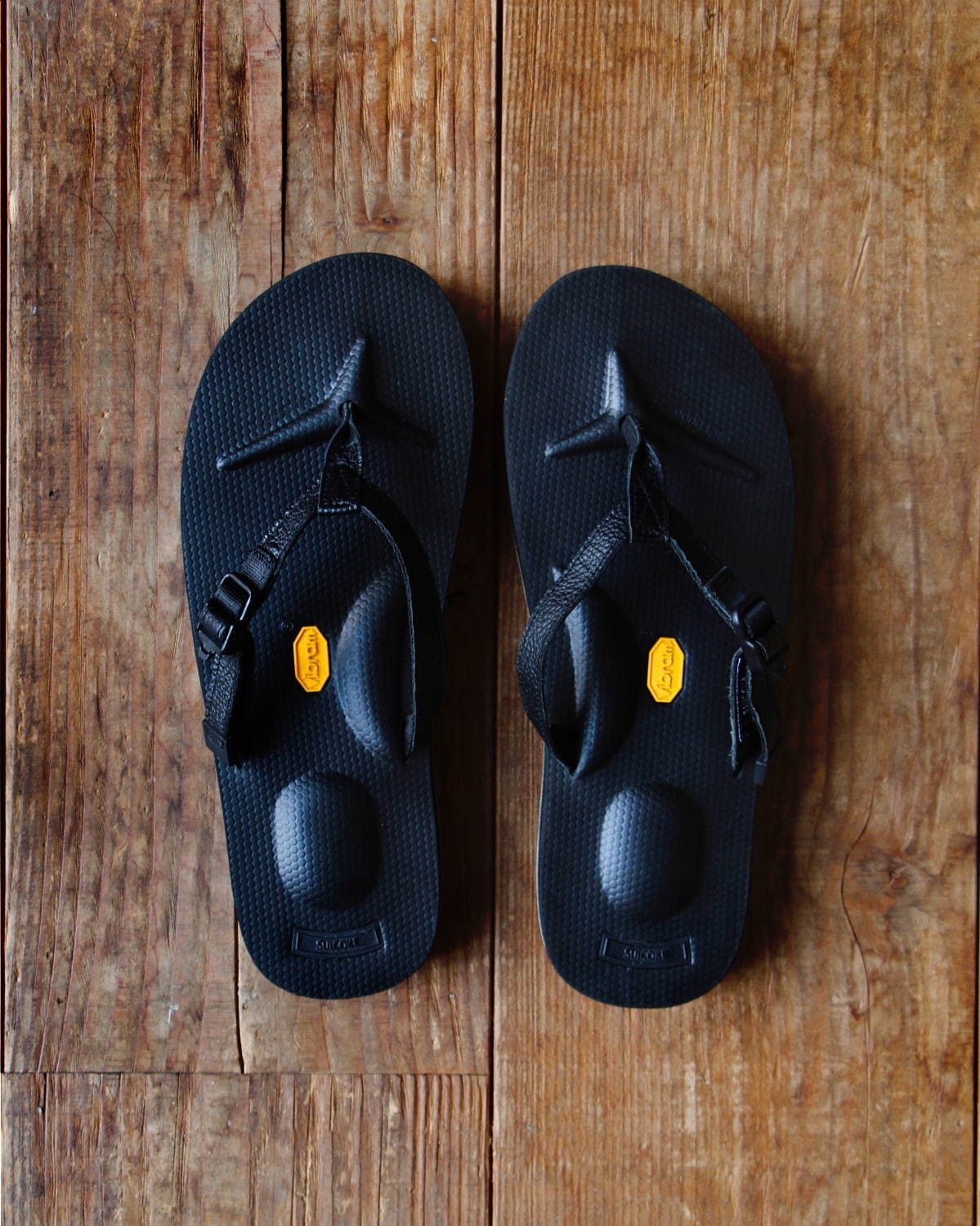 ノンネイティブ×スイコックのサンダル、オールブラック＆シボ革の