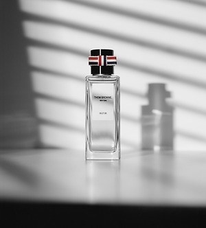 トム ブラウン初のフレグランス“グログラン”リボン付き、大地を思わ