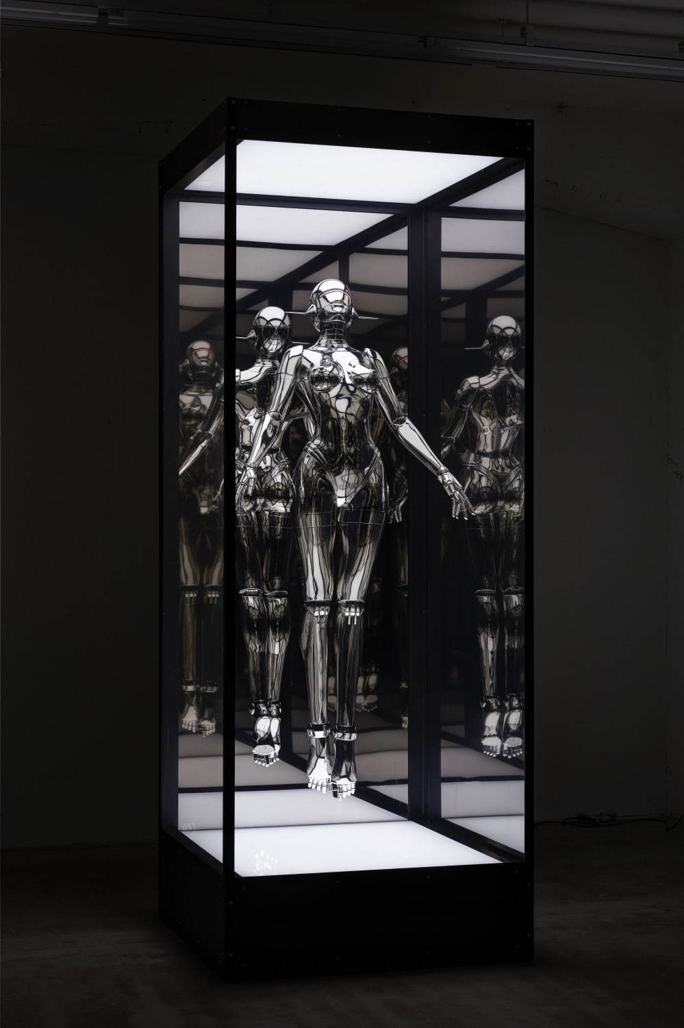 NANZUKAによるグループ展が渋谷パルコで - 空山基など21名出展、全長7m