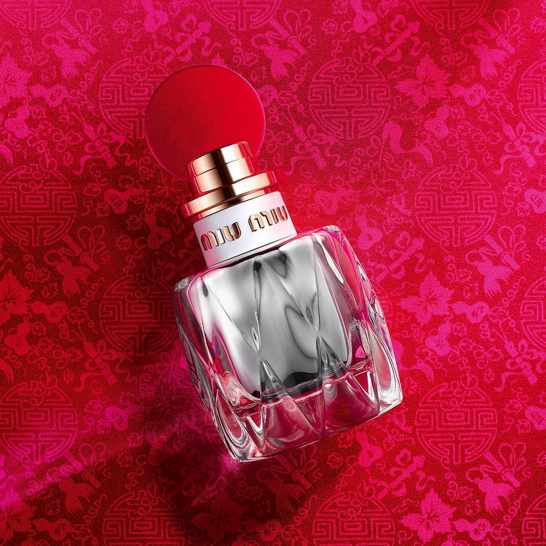 ミュウミュウ“濃密フラワー”のクリスマス限定フレグランス、官能的に移