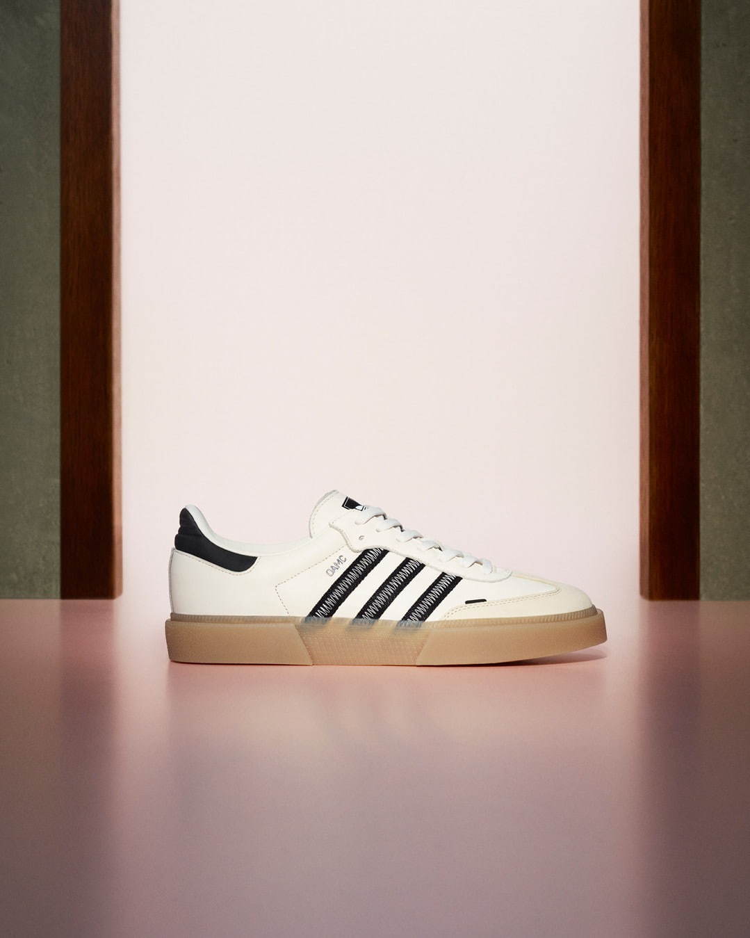 アディダス オリジナルス×OAMCの新作スニーカー、“刺繍”でスリー