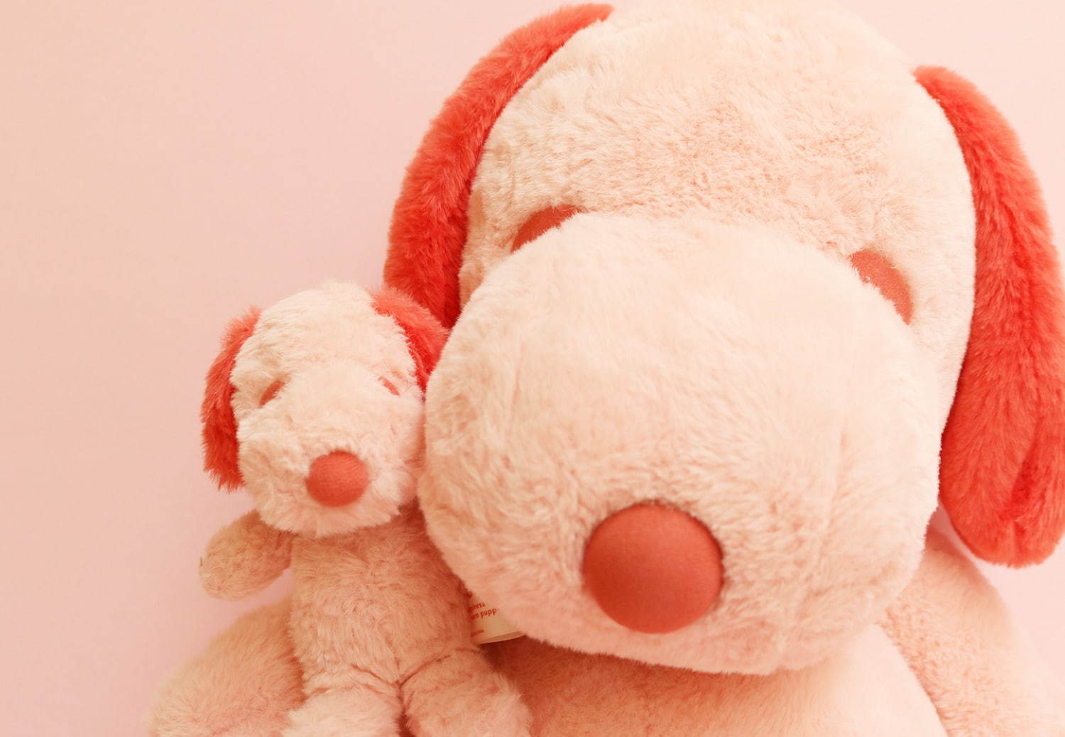 ピーナッツ ホテルの巨大スヌーピーがぬいぐるみに！淡いピンク色