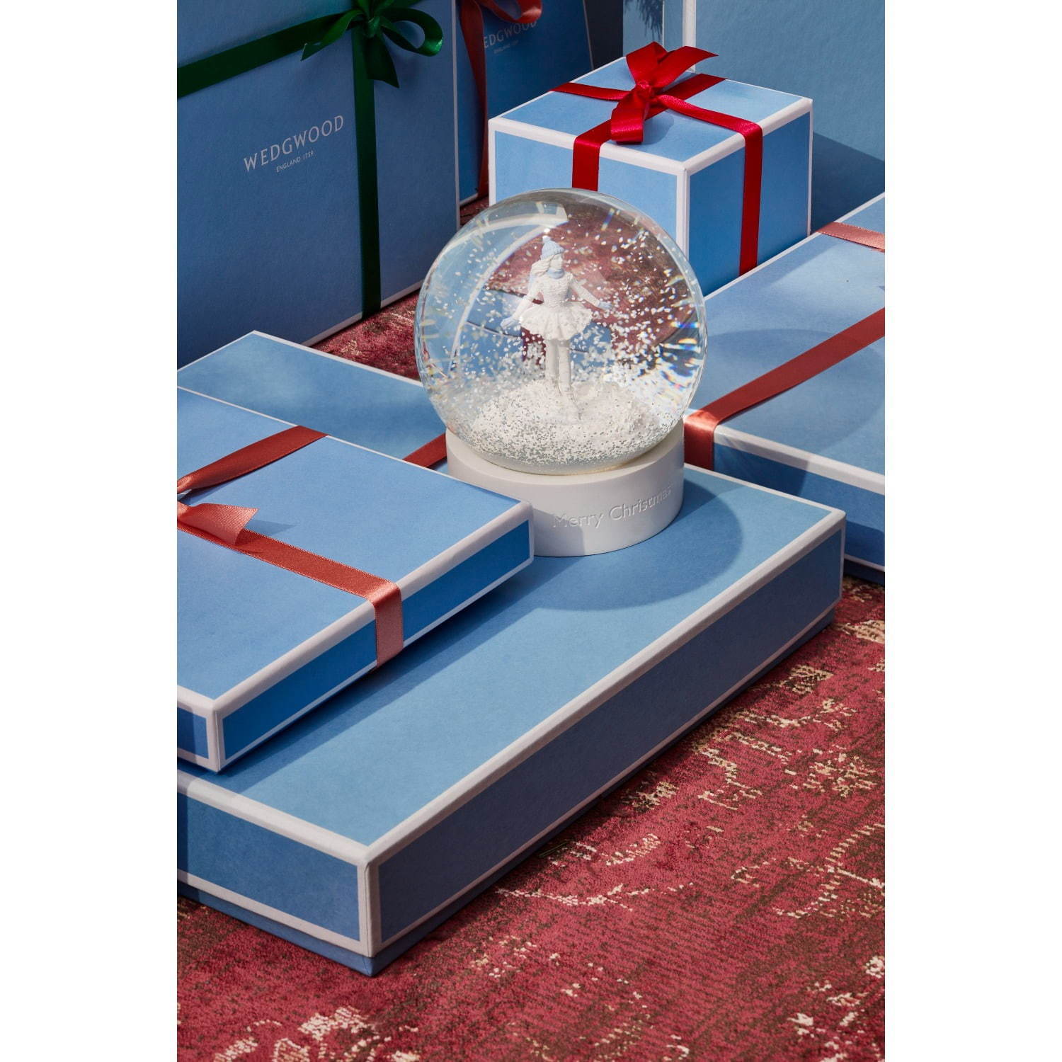 ウェッジウッドのスノードーム、雪降るドームの中でスケートを楽しむ