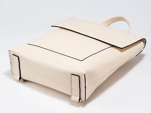 ノーマンデー初の2WAYバックパック、本革を使用したミニマルなスクエア