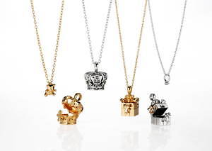 ジャスティン デイビス 王冠＆ボックスモチーフのネックレス、中から