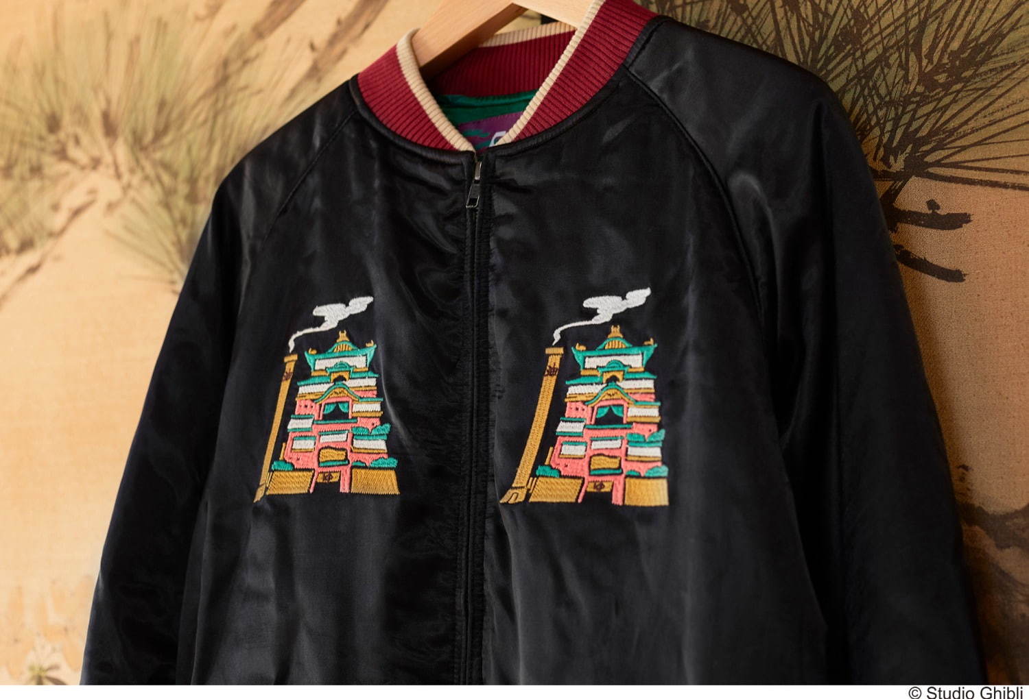 千と千尋の神隠し』油屋が舞台“青蛙を呑み込むカオナシ”のスカジャン