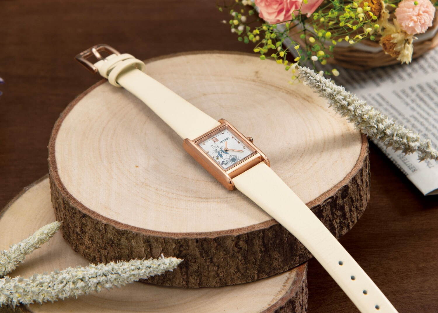 セイコーウオッチ、‟ピーターラビットが花の中で佇む”コラボ腕時計発売