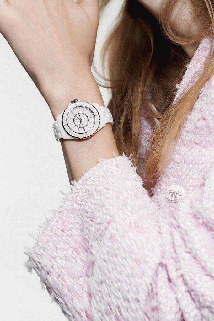 シャネルのアイコン腕時計「J12」新色“ホワイト×ピンク”、世界限定