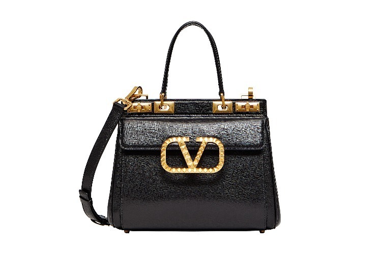 ヴァレンティノ「ロックスタッズ」新作、内側に“シグネチャーレッド”を