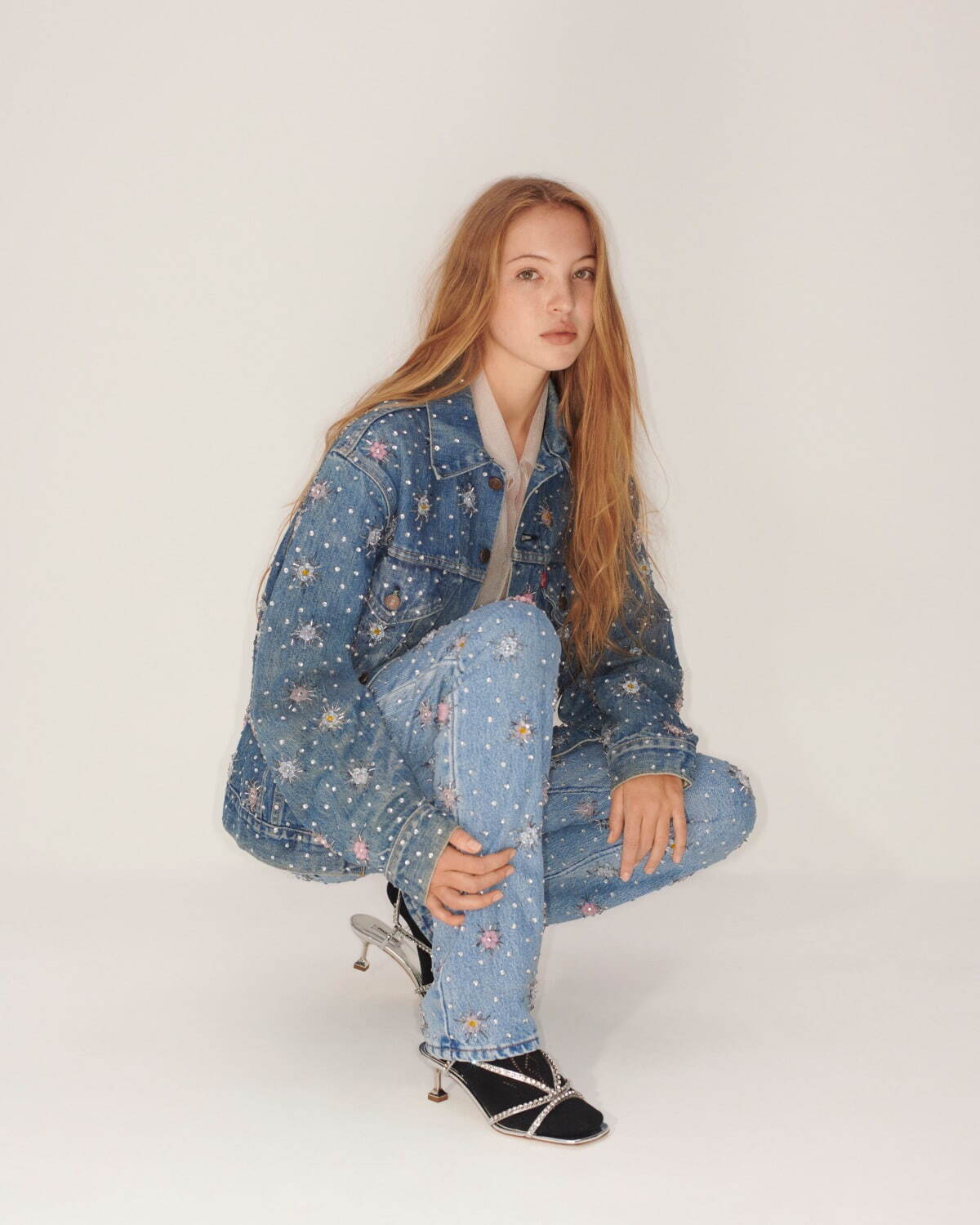 ミュウミュウ×リーバイス、80～90年代のメンズデニムを“パール