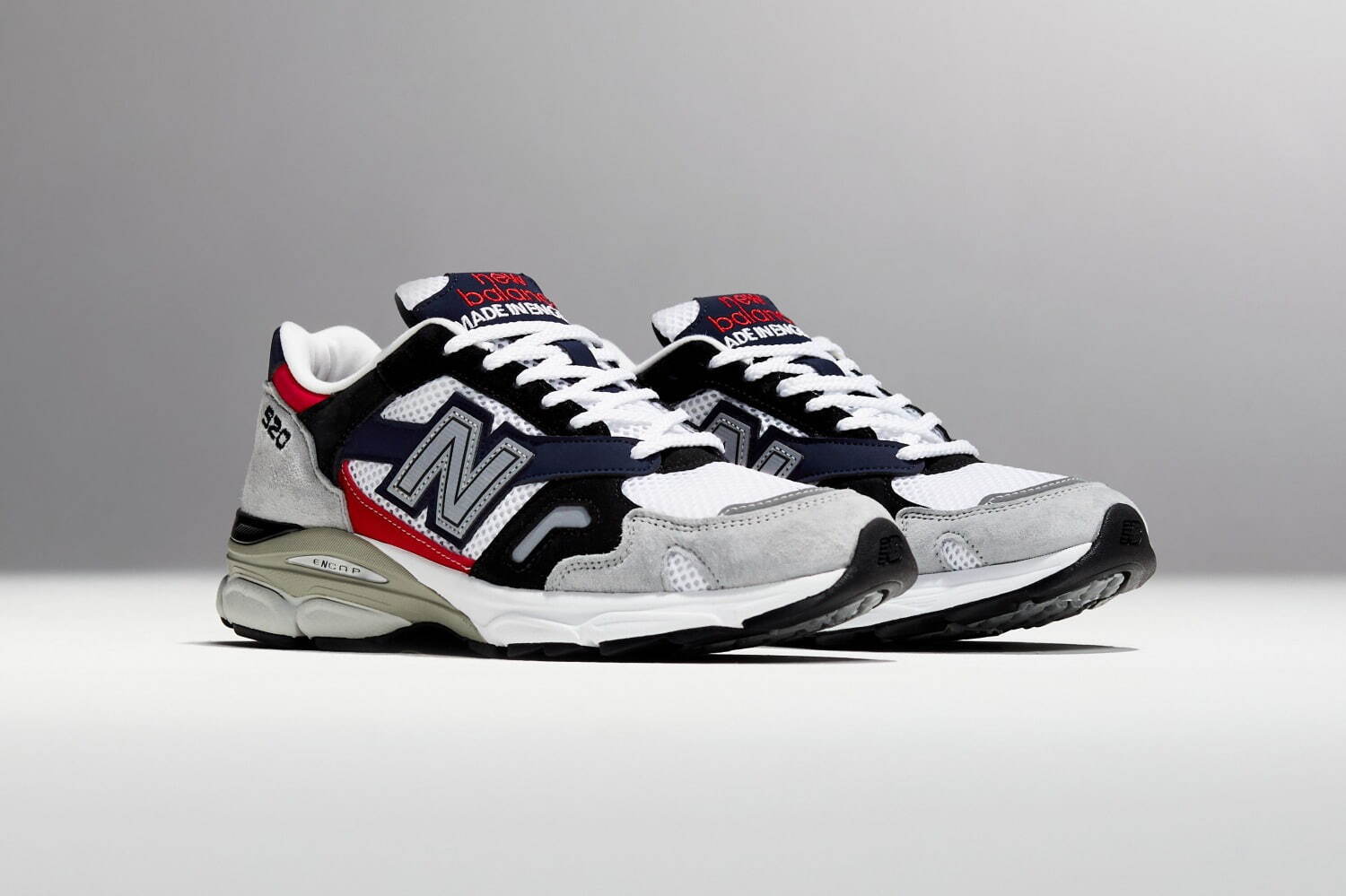 ニューバランスの“Made in U.K.”「920」新色、シルバーにレッド