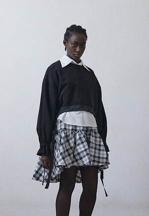 レッド ヴァレンティノの新作ウェア、チュールのフリル付きスウェット