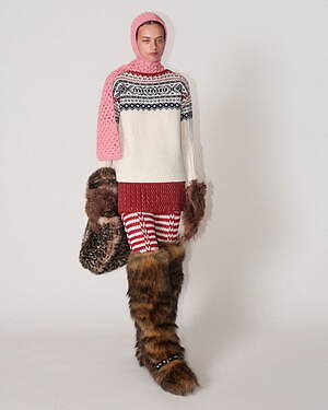 ミュウミュウ“雪山”舞台の21年秋冬ダウン＆ニットウェア、東京・大阪