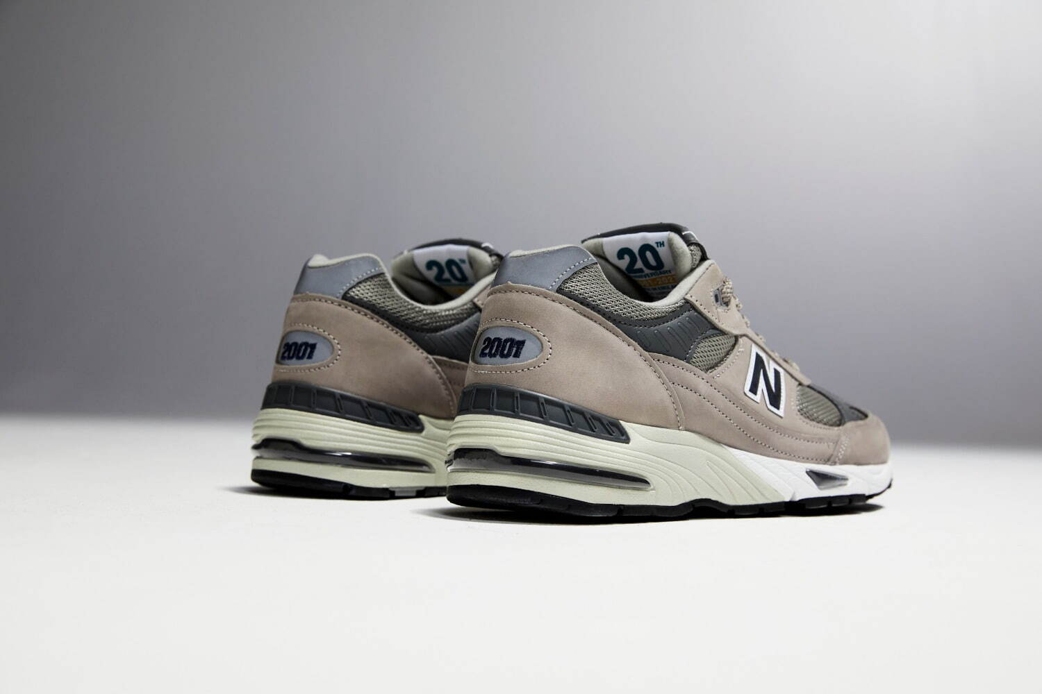 ニューバランス「991」ヌバックレザーの誕生20周年記念スニーカー