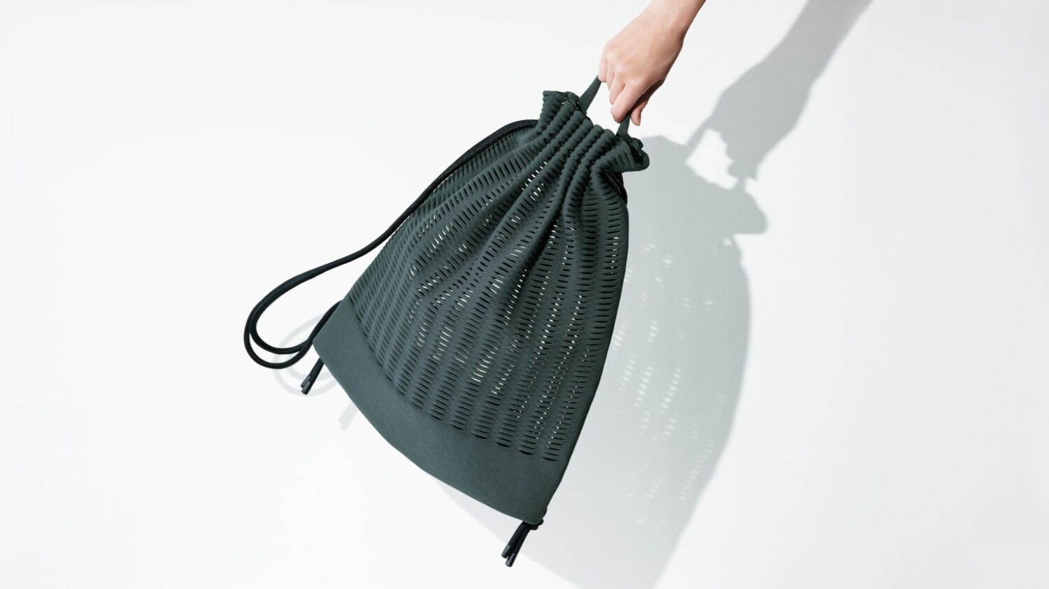グッド グッズ イッセイ ミヤケの“洗える”ニットバッグ「モッコ」に