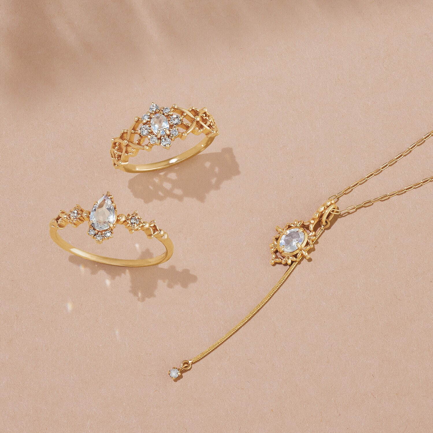 ノジェス“雪の結晶”クリスマスジュエリー、ホワイトラブラドライト輝く