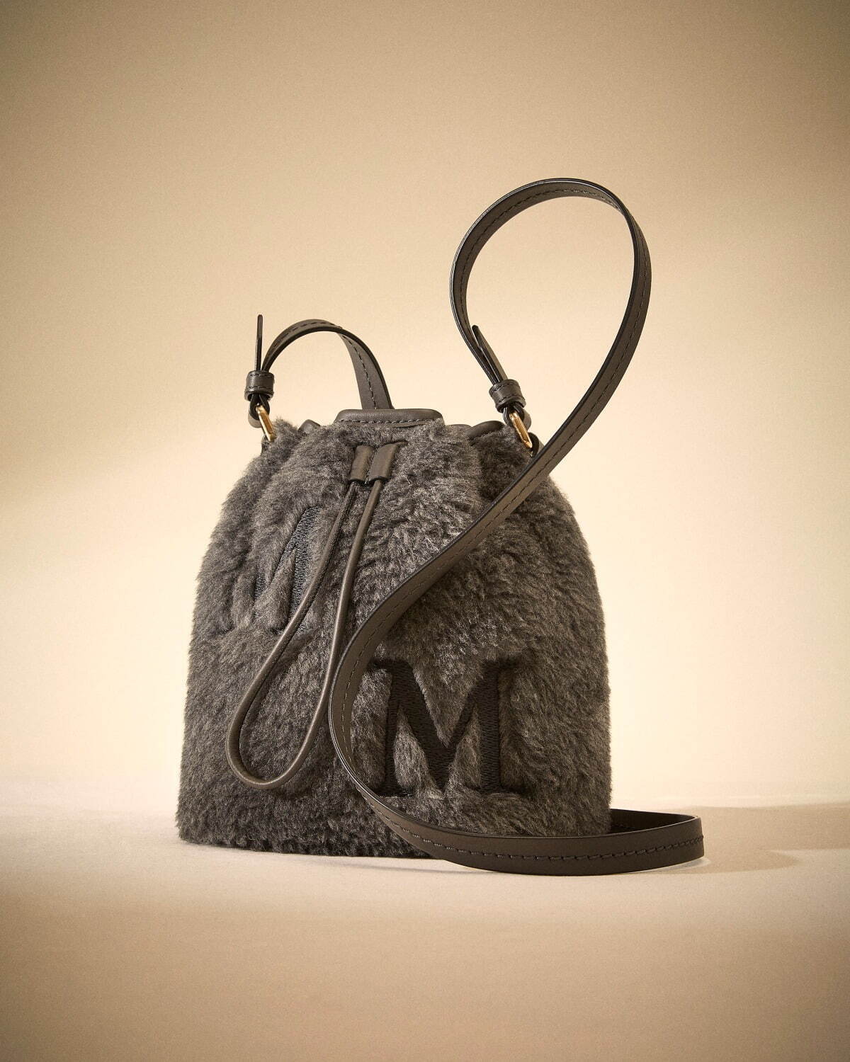マックスマーラ「テディベアコート」着想の新作“ふわふわ”バッグ