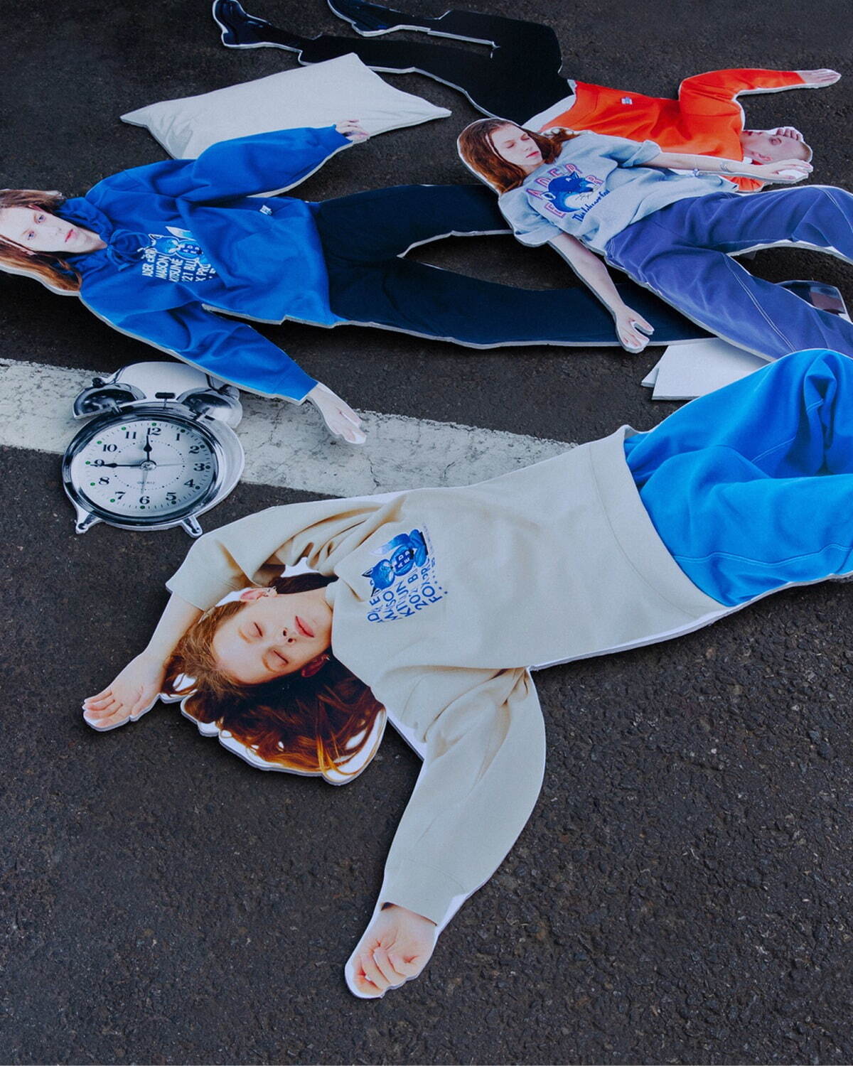 メゾン キツネ、くつろぐ「ブルーフォックス」のフーディ＆Tシャツ