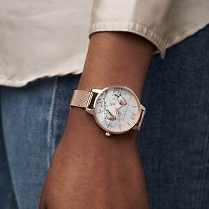 オリビア・バートンのクリスマス限定腕時計 - “鳥と柊”の雪景色を描い