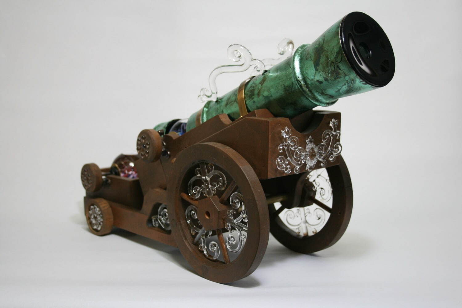 東海最大規模の万華鏡展「ザ万華鏡」名古屋栄三越で、LEDライトを使っ