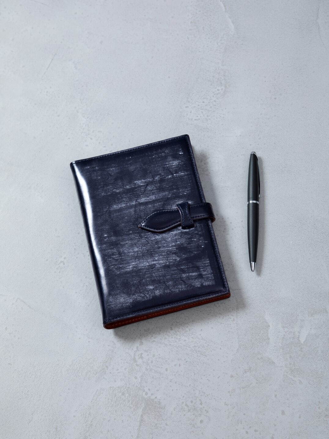 土屋鞄製造所の英国レザー製小物「ブライドル」新色ネイビー、深く上品