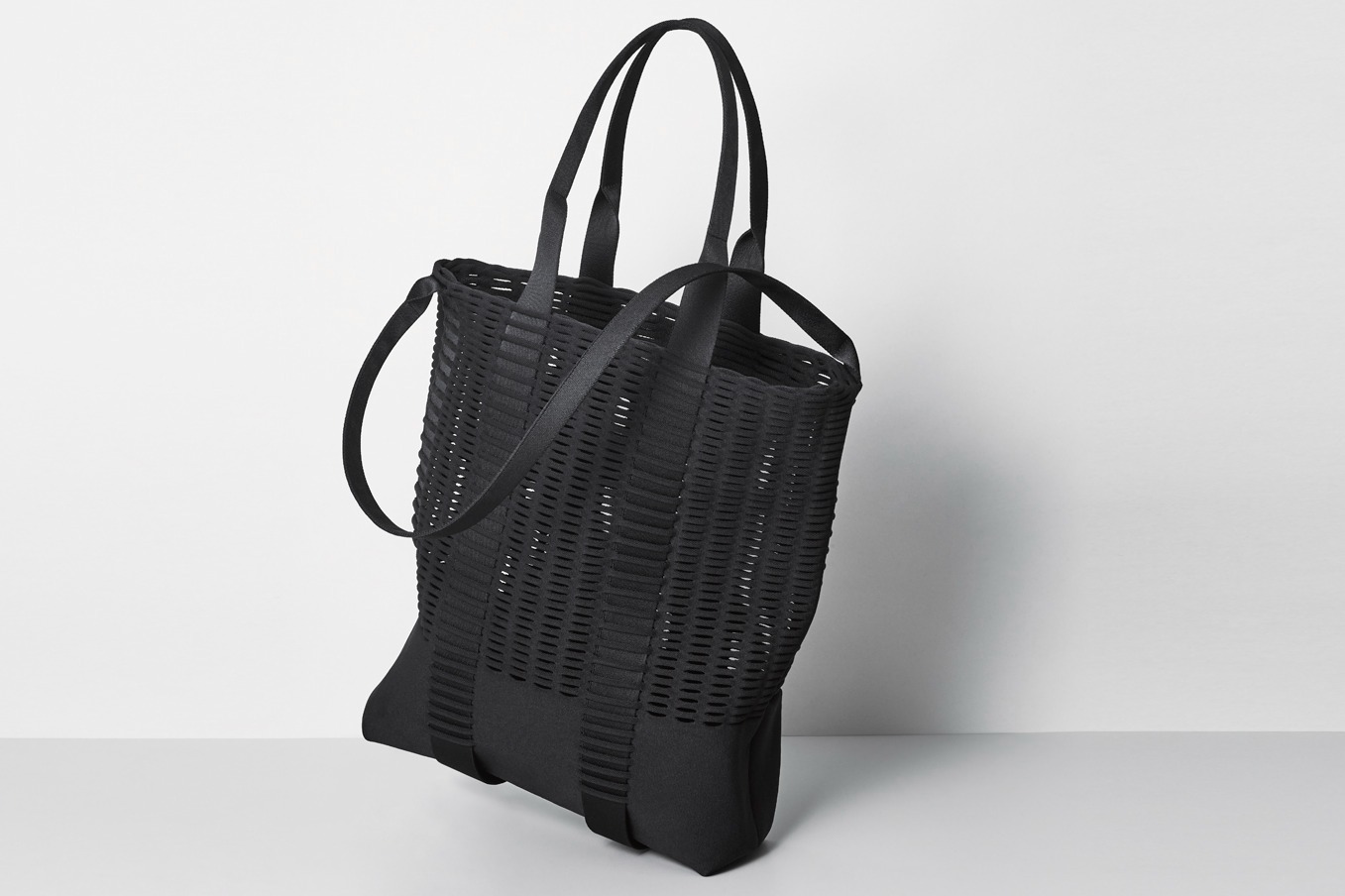 グッド グッズ イッセイ ミヤケ新作トートバッグ、